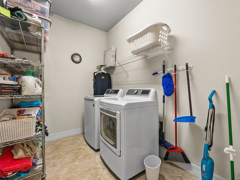 384 Los Alamos St — Photo 33