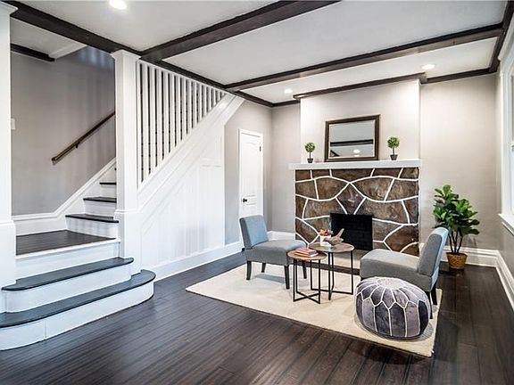 If you want contemporary finishes but also character, this is the one for you! Wood beams, rich flooring, columns PLUS decorativ