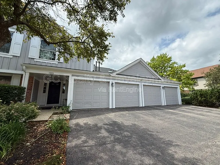 1686 Grosvenor Cir #B — Photo 1