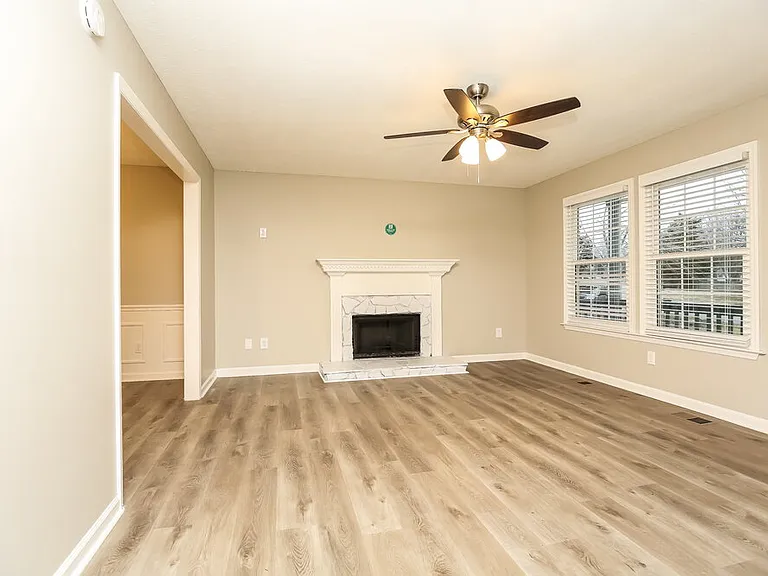 403 Watersedge Ln — Photo 4