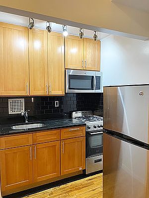 4th image of 239 W 21st St #2A