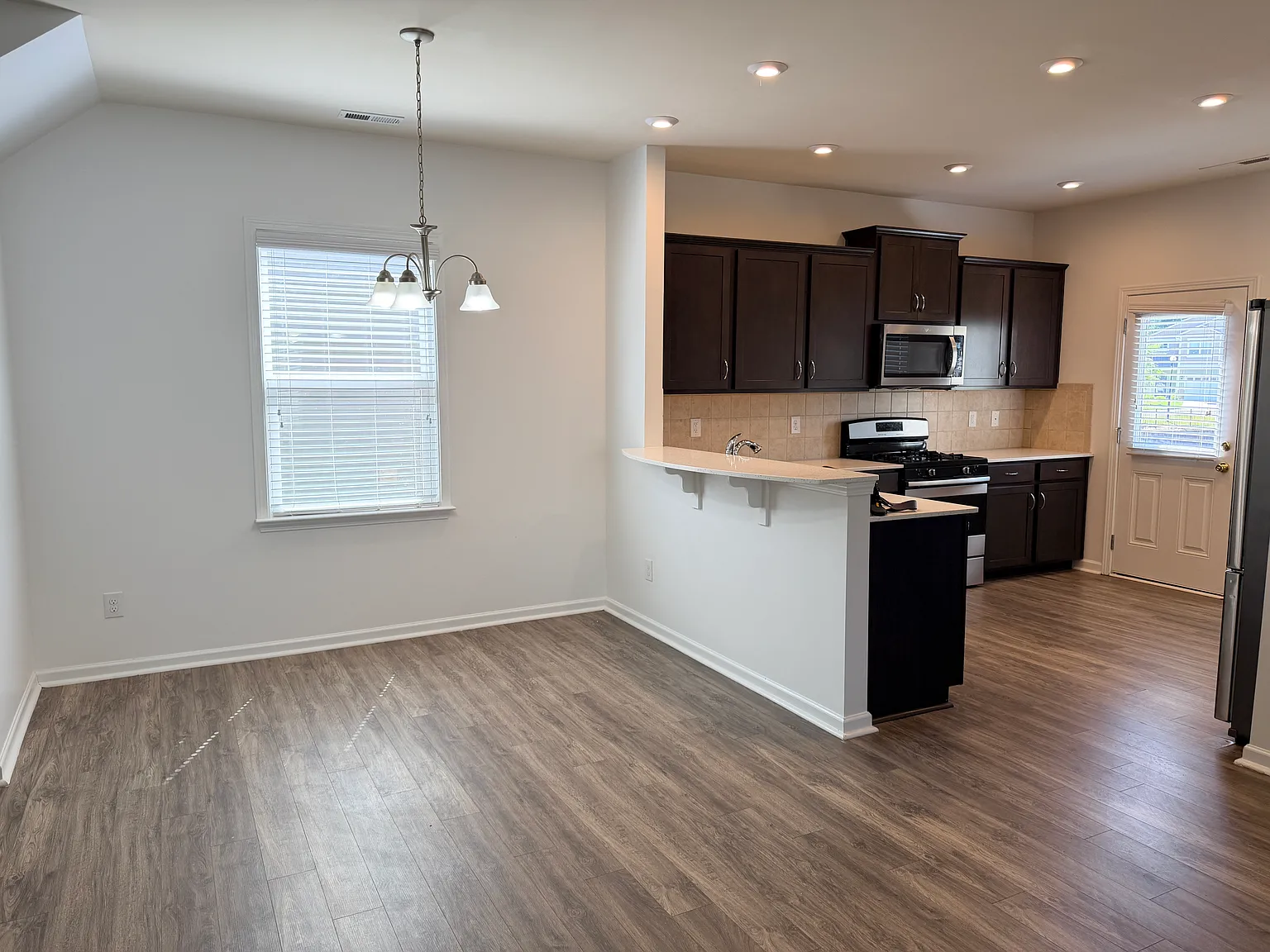 4 bed, 2025 sqft, $2,198 — Photo 4