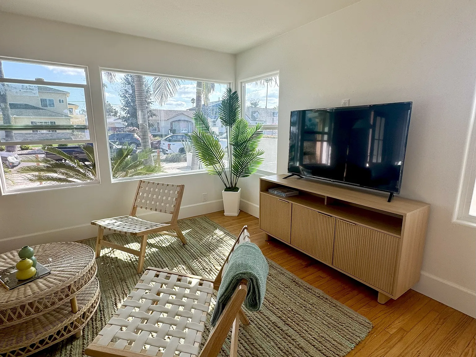 2 bed, 943 sqft, $5,500 — Photo 3