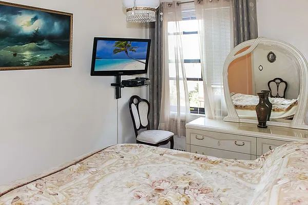 Sold by Thomas Lipovetsky, LREB | media 21