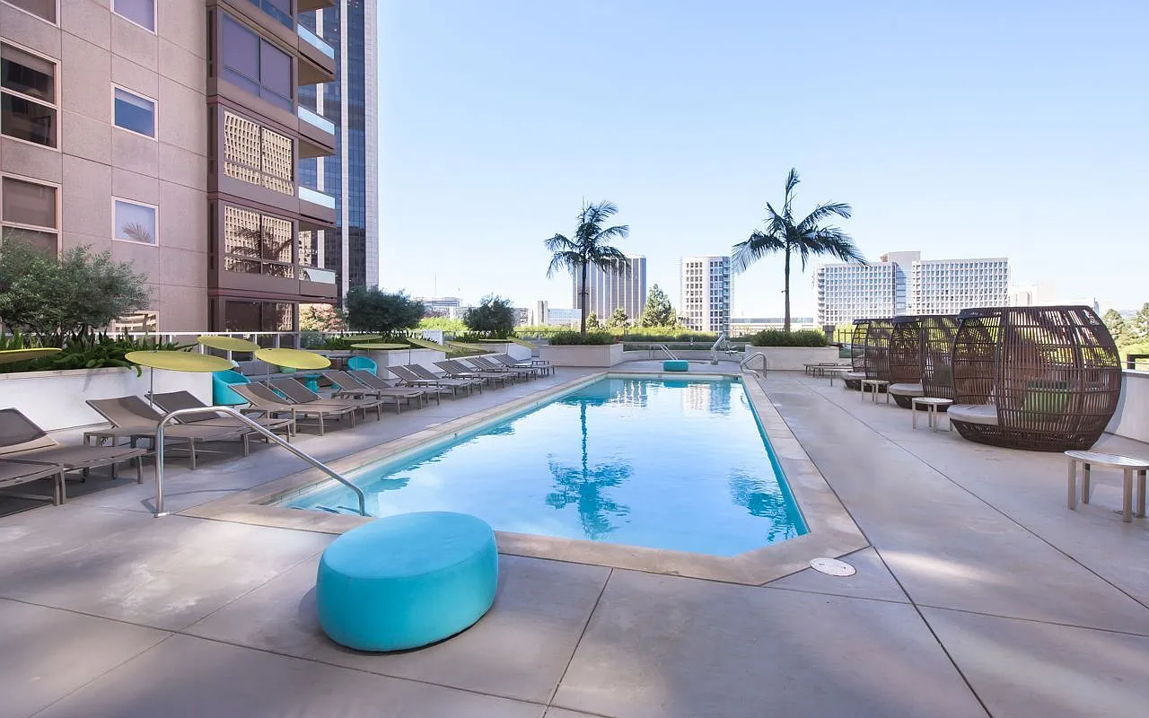 255 Grand — Photo 2