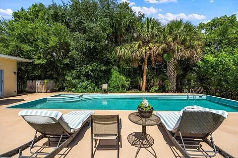 527 E Causeway Blvd — Photo 21