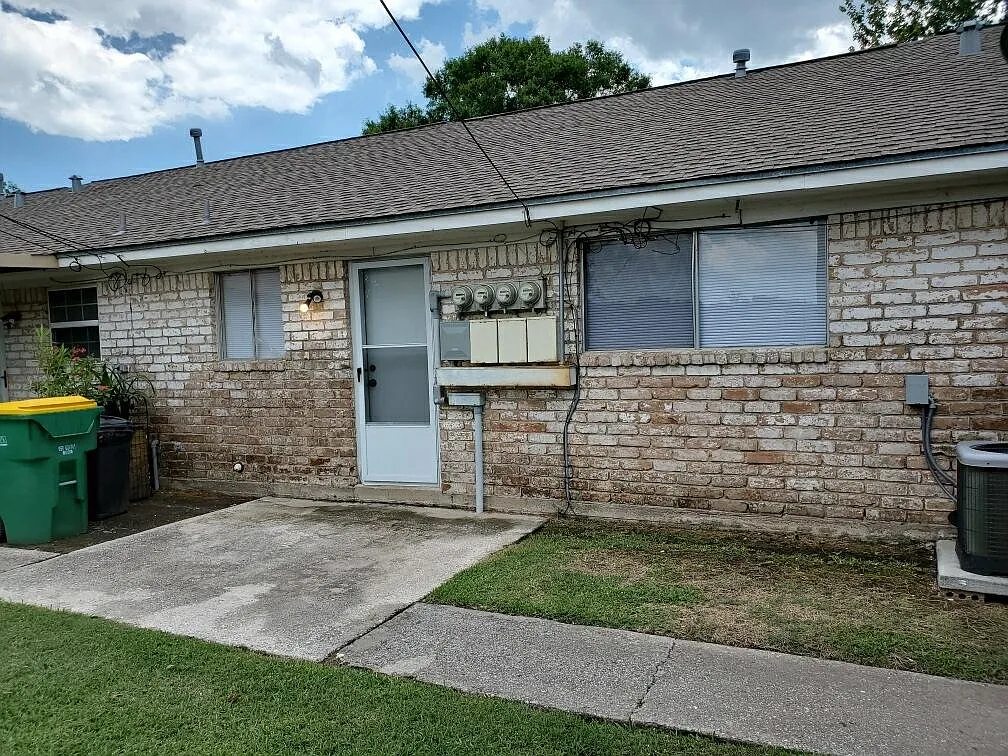 2 bed, 1.5 bath, 897 sqft, $1,275 — Photo 3