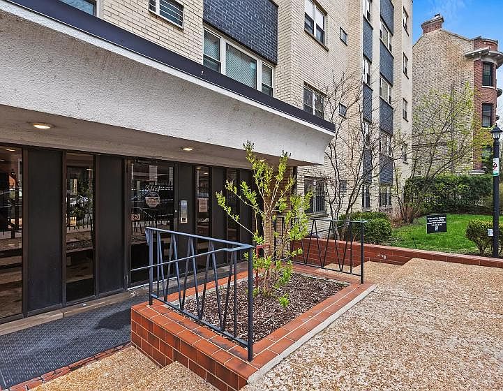 1st image of 3161 N Cambridge Ave APT 305