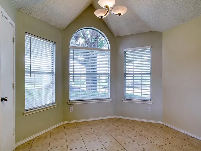 2104 Regency Dr — Photo 20