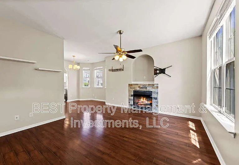 8130 Kings Creek Dr — Photo 3