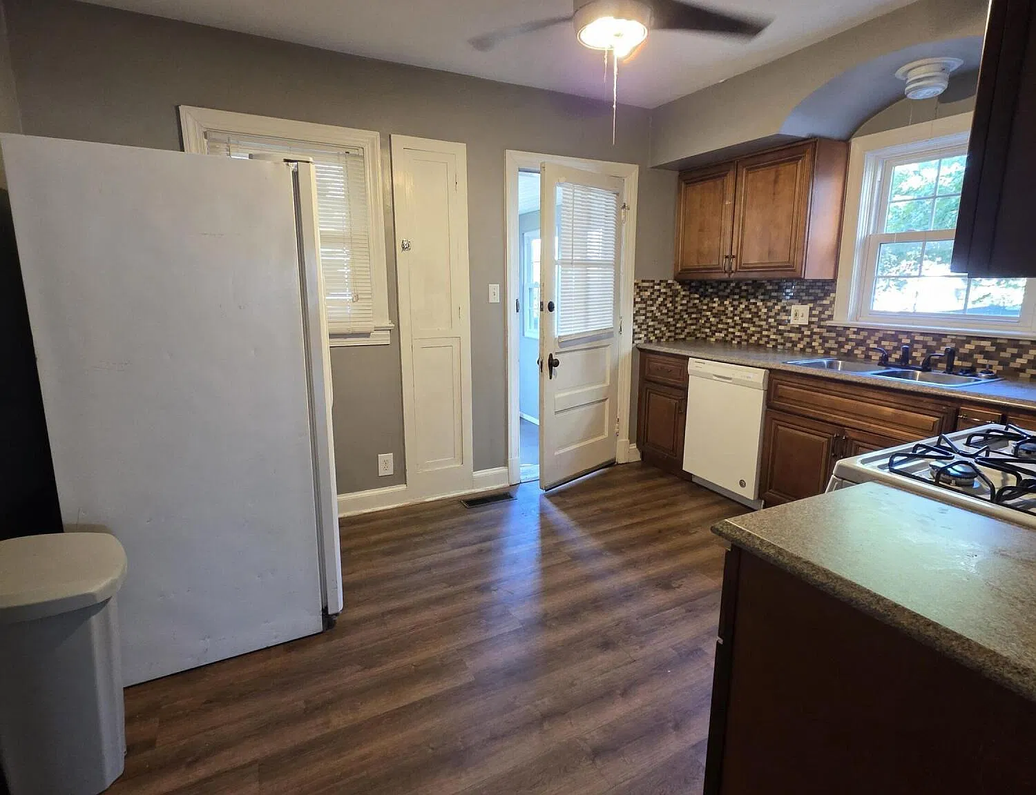 4 bed, 2.0 bath, 3748 sqft, $2,500 — Photo 2