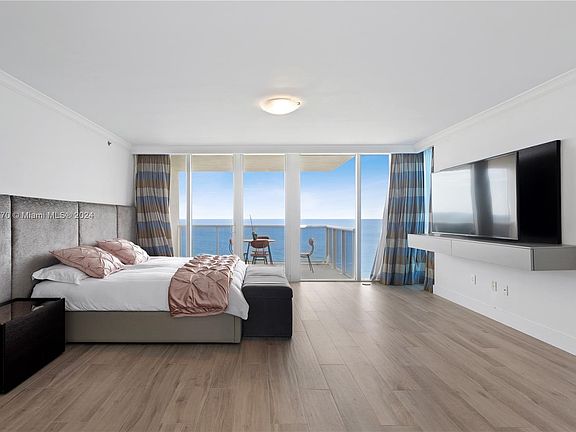 3rd image of 19111 Collins Ave APT 1701