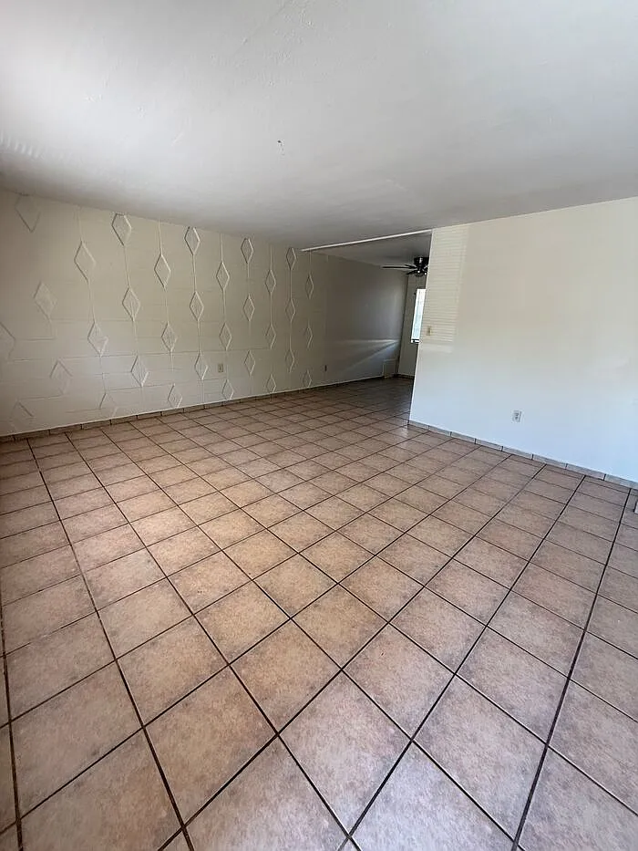 2 bed, 1.0 bath, 800 sqft, $950 — Photo 2