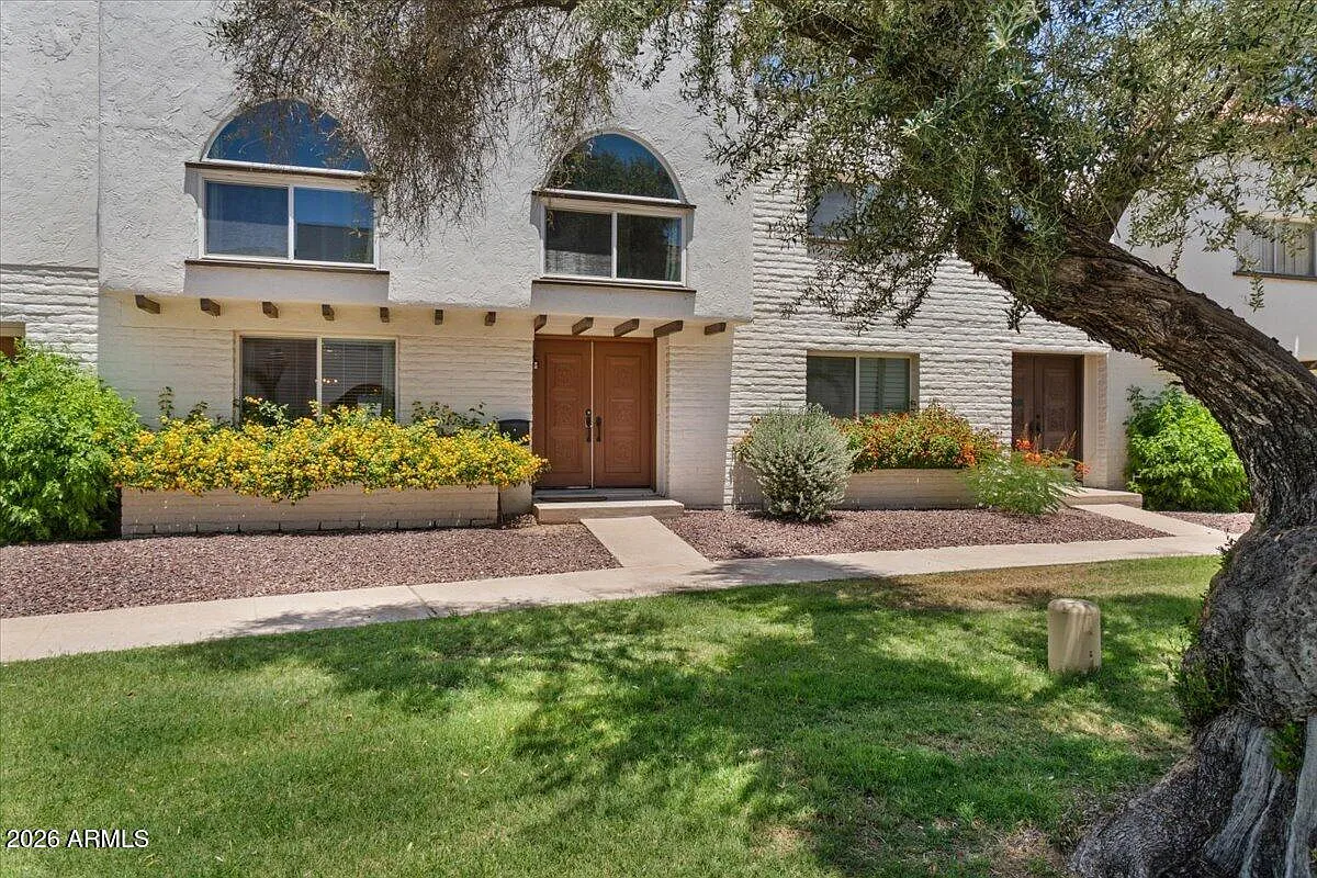 3 bed, 2.5 bath, 1704 sqft, $3,000 — Photo 1