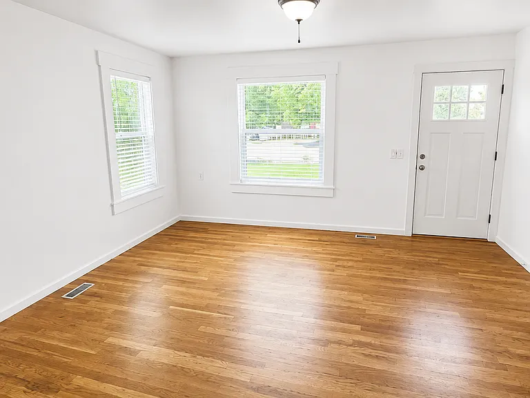 1530 S Vermont Ave — Photo 10