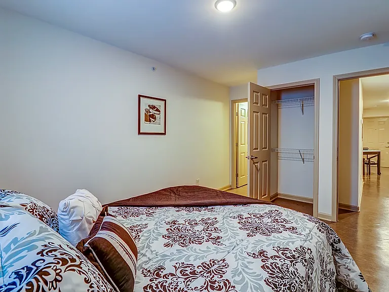 College Pointe Apartments — Photo 6