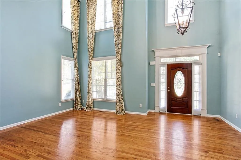 5 bed, 5235 sqft, $5,000 — Photo 3