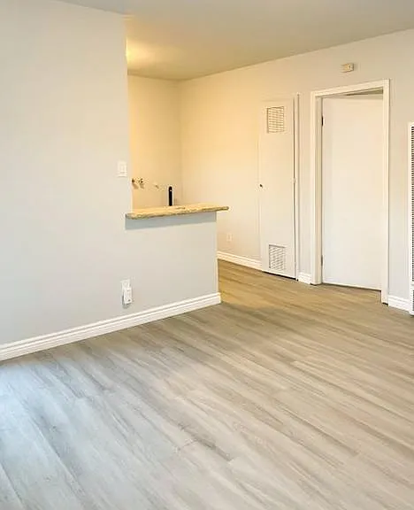145 W Cypress Ave — Photo 2