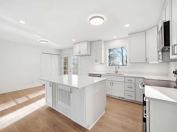 3rd image of 1057 W Outer Dr