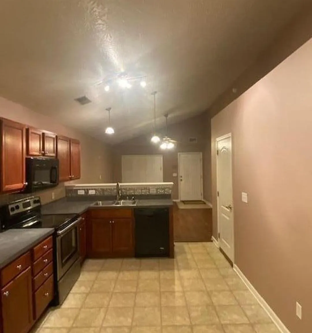 3 bed, 1436 sqft, $1,850 — Photo 4