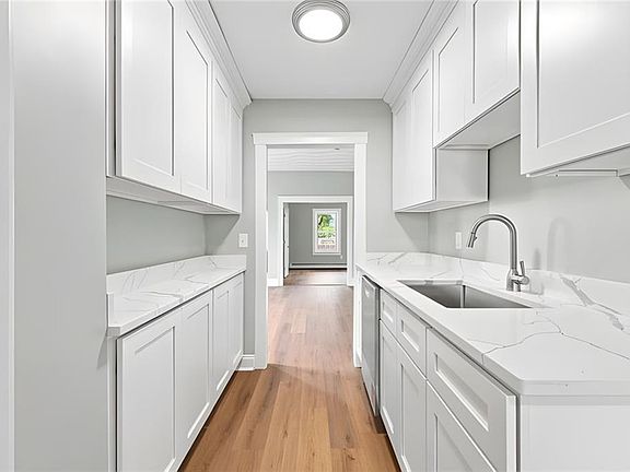 4th image of 700 Prospect St
