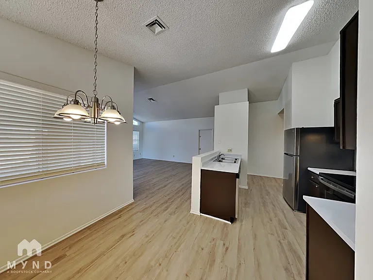 10049 W Mariposa St — Photo 2