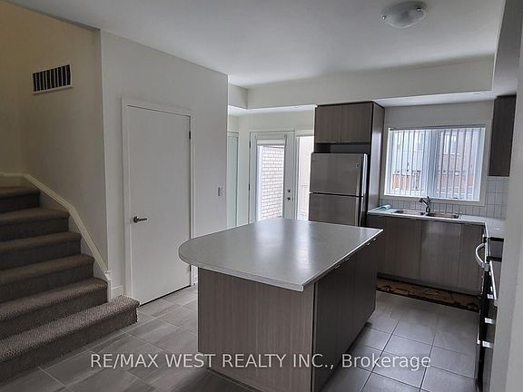 3rd image of 1525 Kingston Rd #606