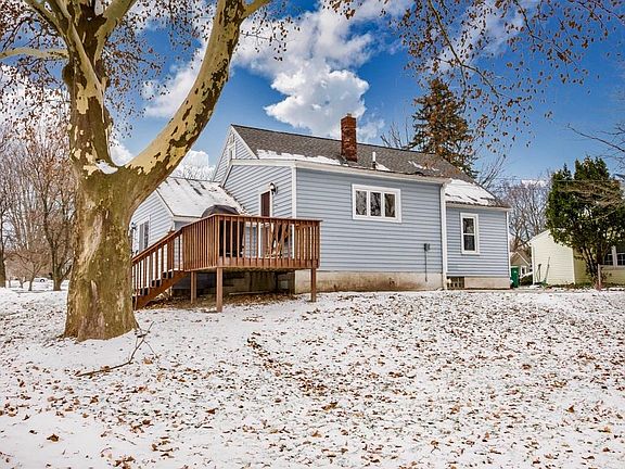 5th image of 25 Meadow View Dr