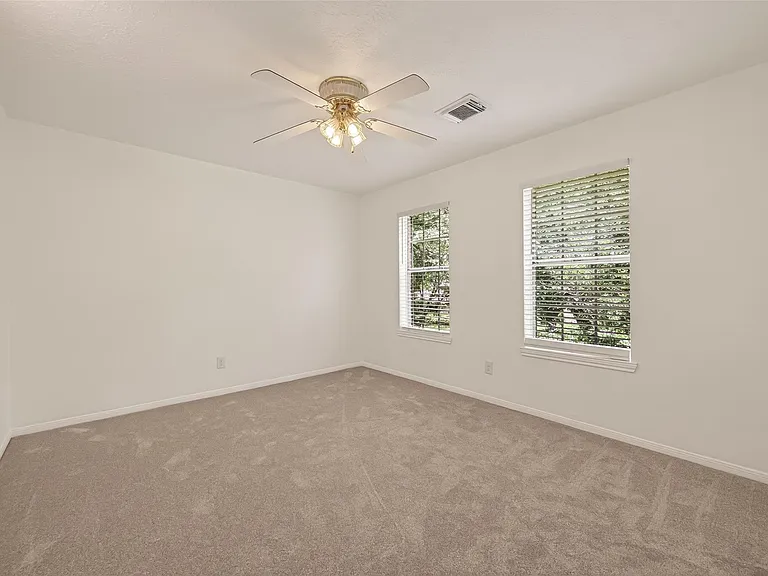 2431 Parkwood Ln — Photo 17