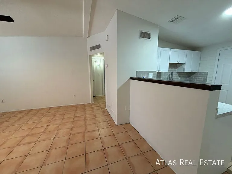 3247 N Sycamore Ave — Photo 5