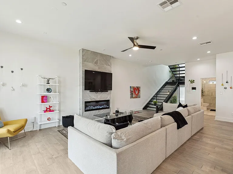 422 W 9th St #106 — Photo 5