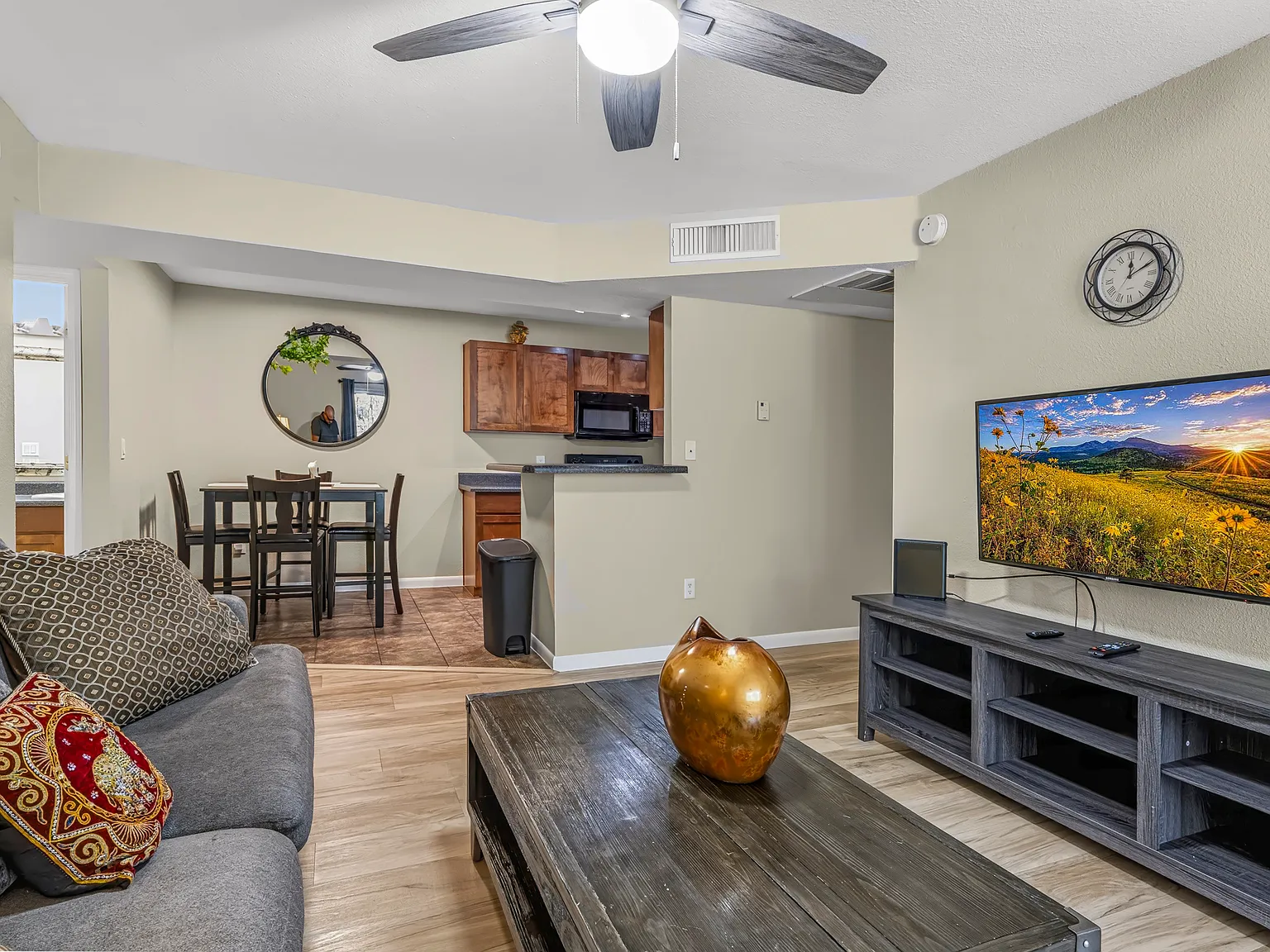 2 bed, 900 sqft, $2,000 — Photo 3