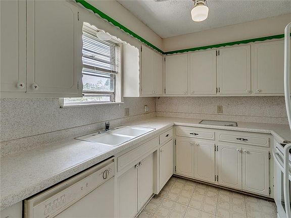 5th image of 4732 Newport Dr