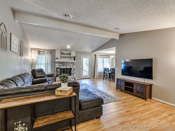 5th image of 1105 W Durham St
