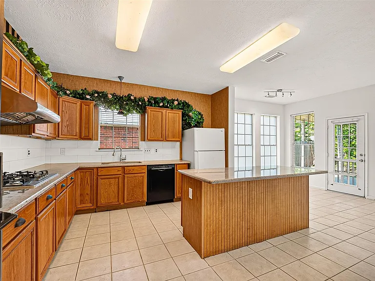 2411 Charter Oaks Ct — Photo 8