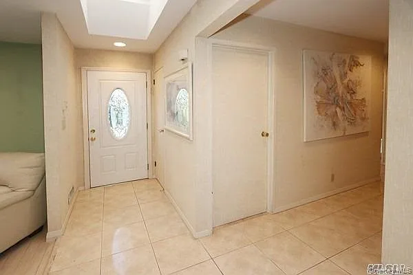 3 bed, 2.0 bath, 2012 sqft, $5,500 — Photo 2