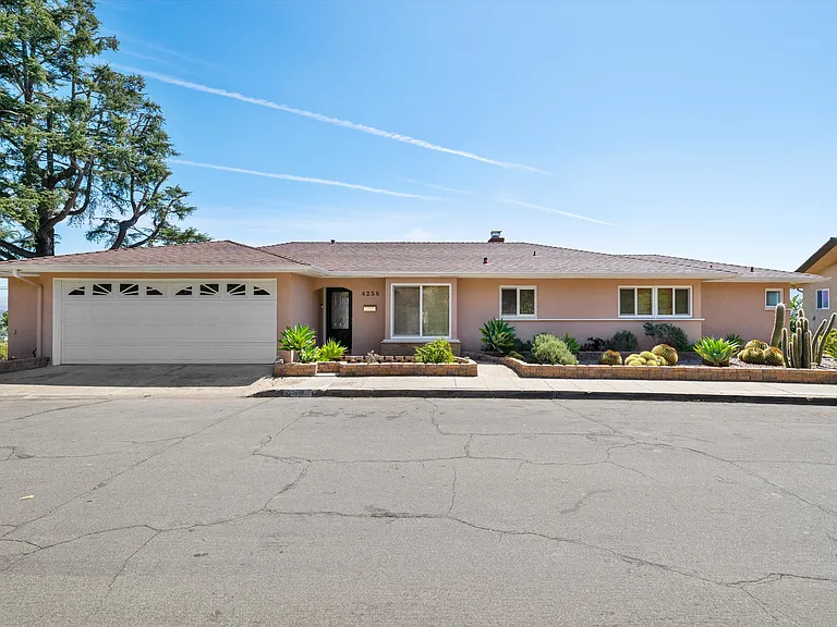 4258 Summit Dr — Photo 2