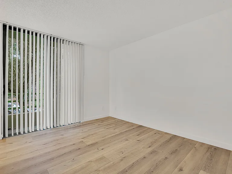 22415 Del Valle St — Photo 15
