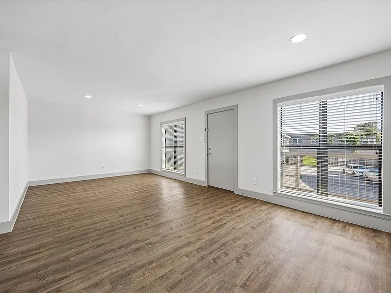4300 Rosslyn — Photo 12