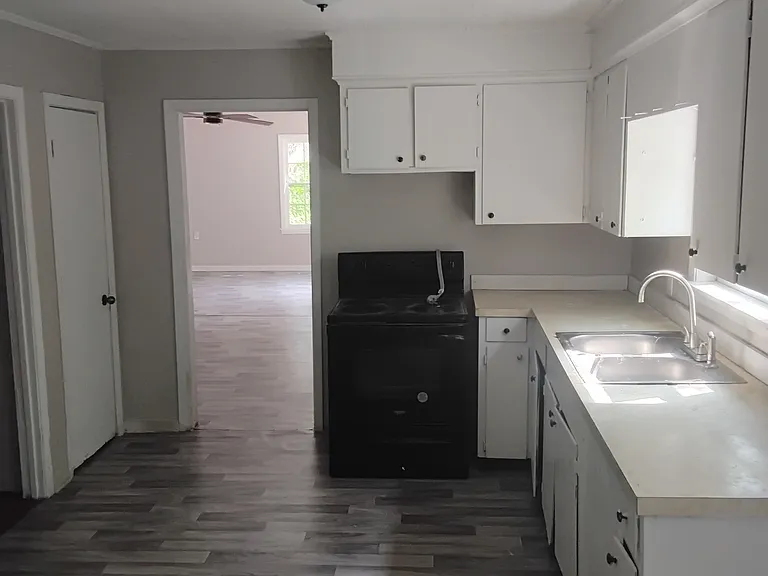 844 Combs St — Photo 3