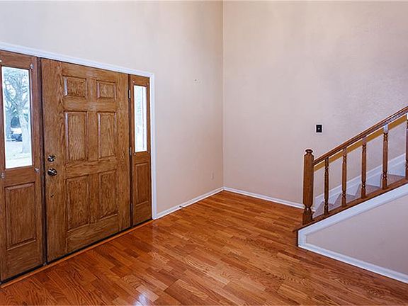 3rd image of 113 Lake Point Dr