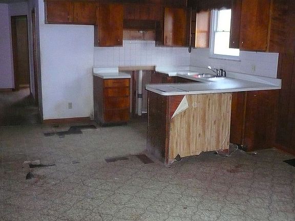 4th image of 402 W Broadway St