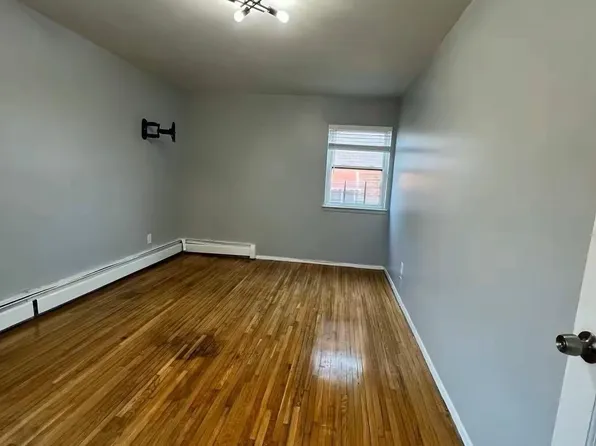 201-09 Linden Boulevard image 1 of 4