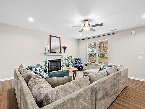 5th image of 102 Colonial Ct