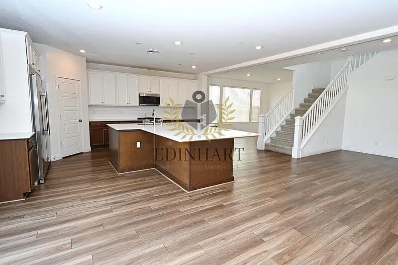 3 bed, 2.5 bath, 2600 sqft, $2,800 — Photo 3