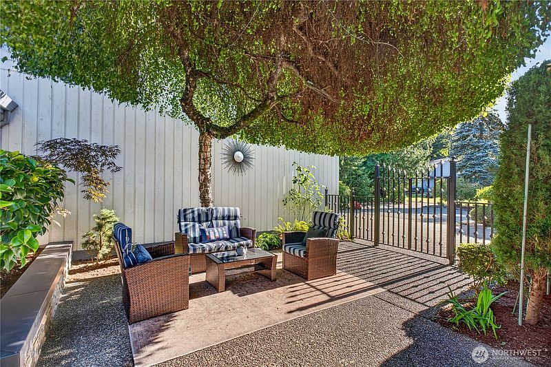 5th image of 2827 Moorelands Drive NW
