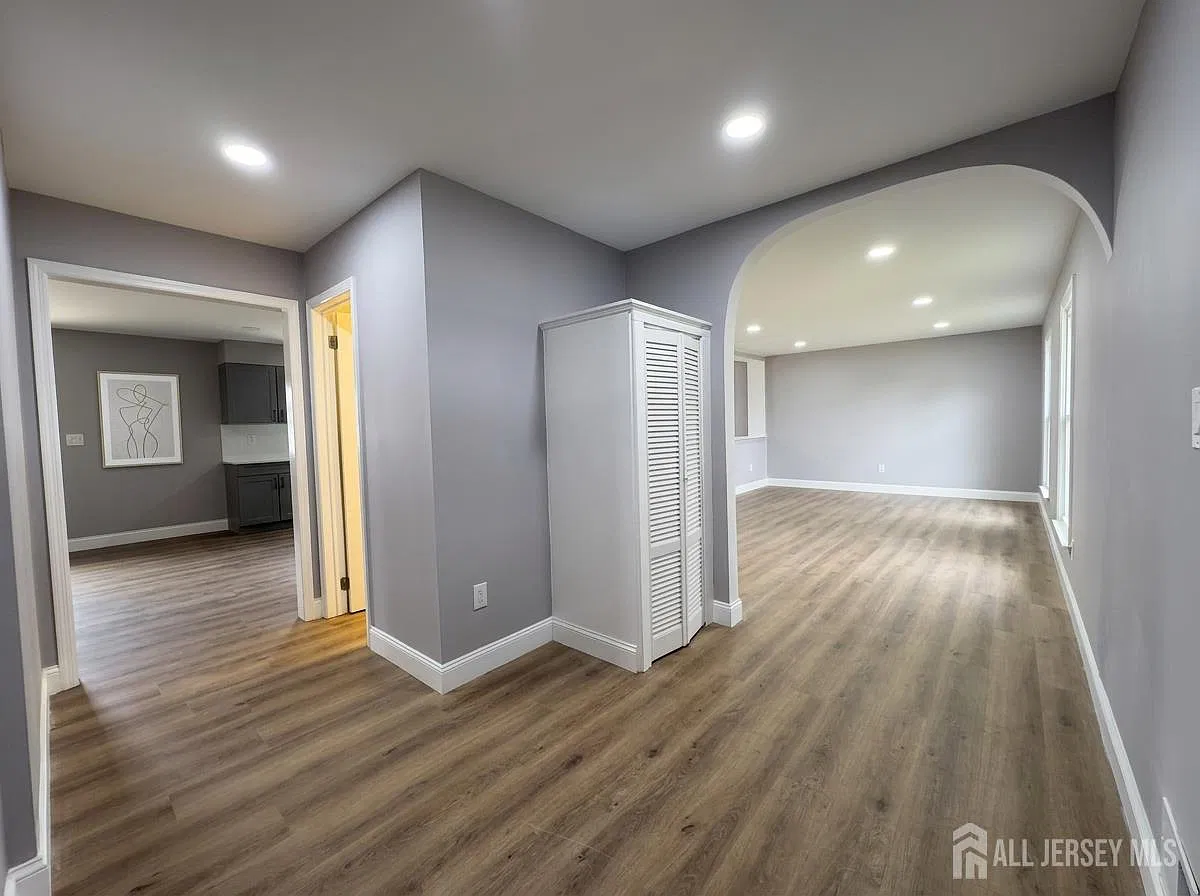 4 bed, 2.5 bath, 2382 sqft, $5,800 — Photo 3