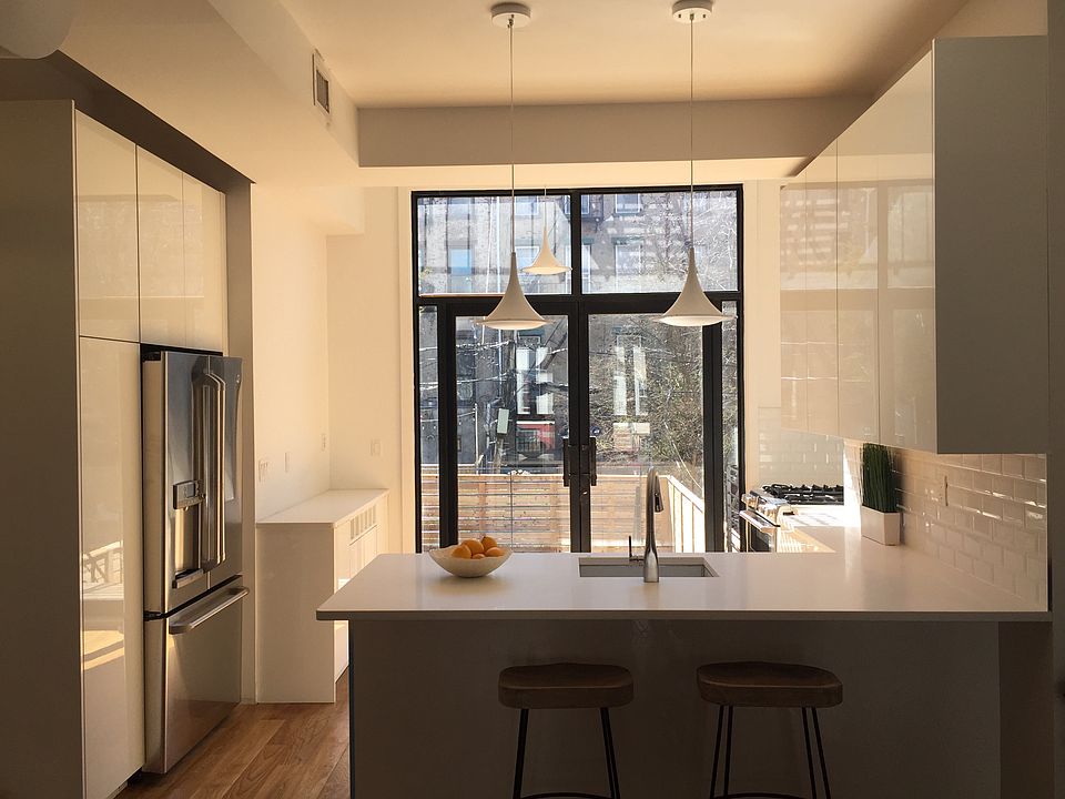 1st image of 52A Vernon Ave APT 1