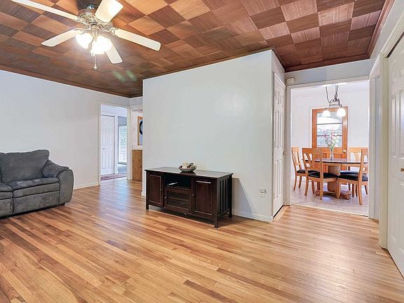 5th image of 20 Saratoga Ct