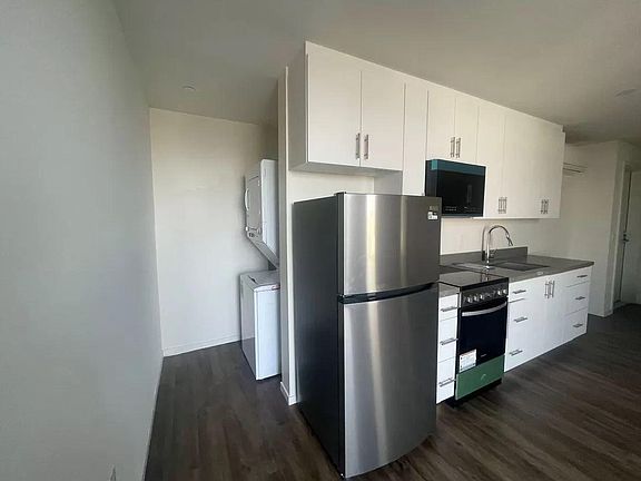 3rd image of 2646 Newton Ave #13